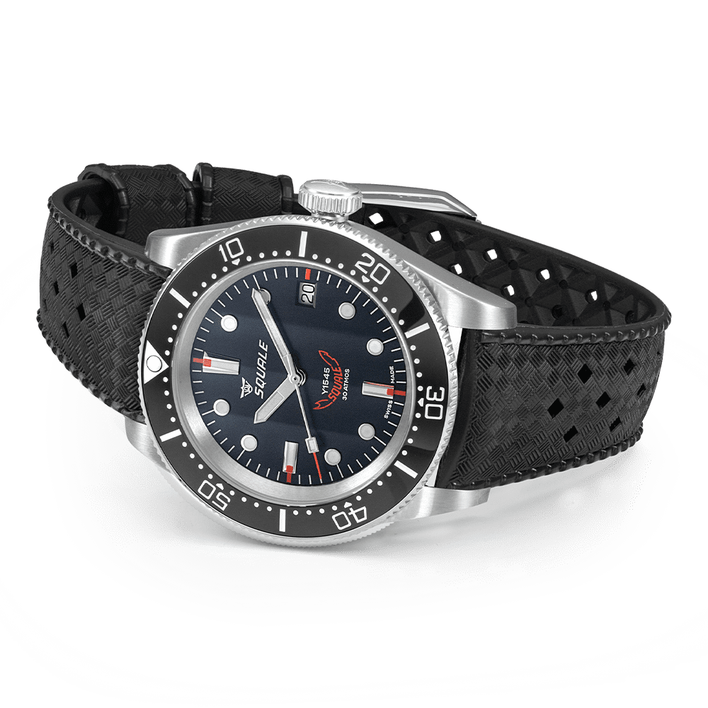 Squale 1545 noire — bracelet caoutchouc noir — vue de trois quarts