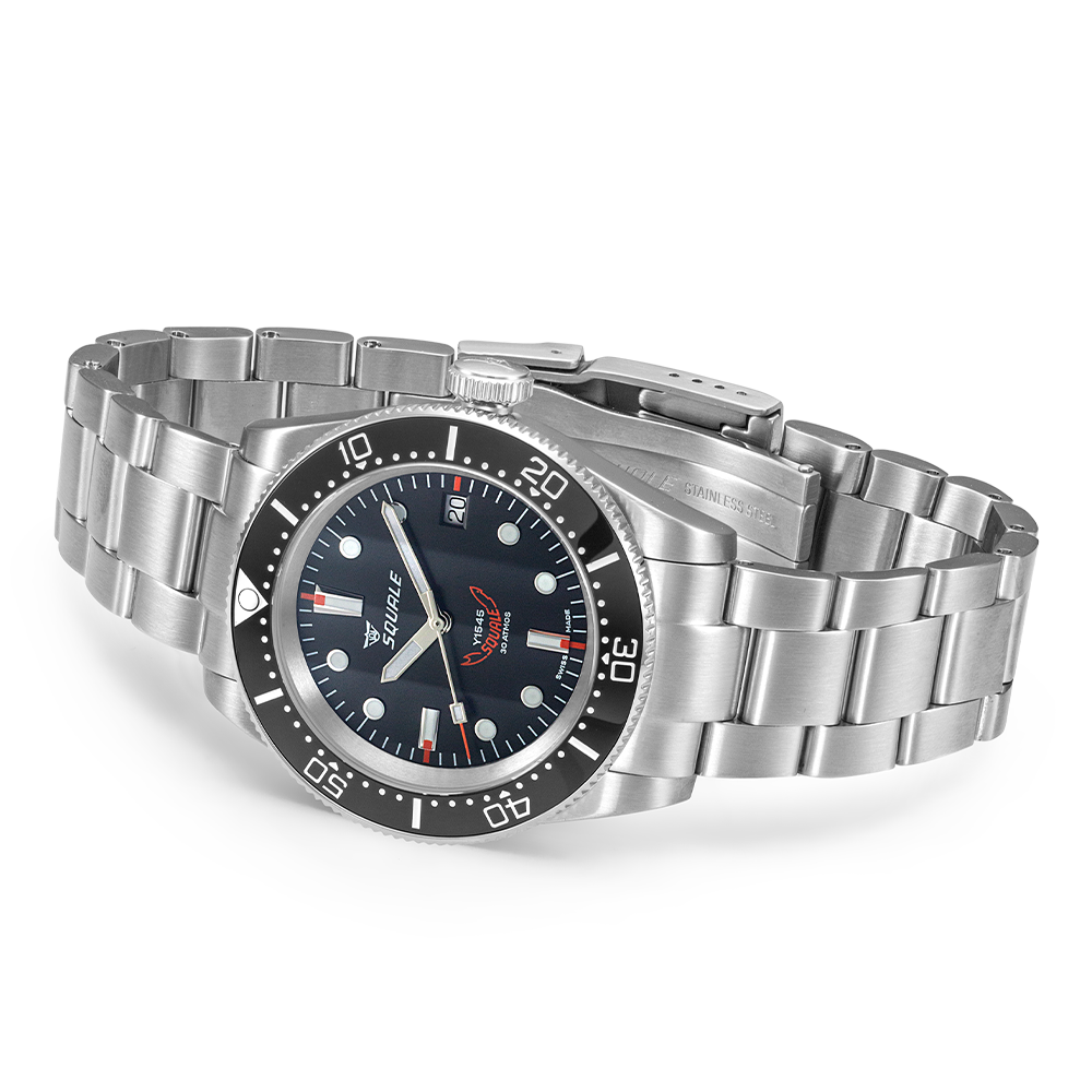 Squale 1545 noire — bracelet acier — vue de trois quarts