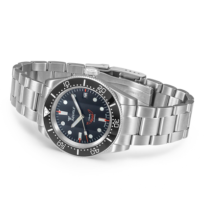 Squale 1545 noire — bracelet acier — vue de trois quarts
