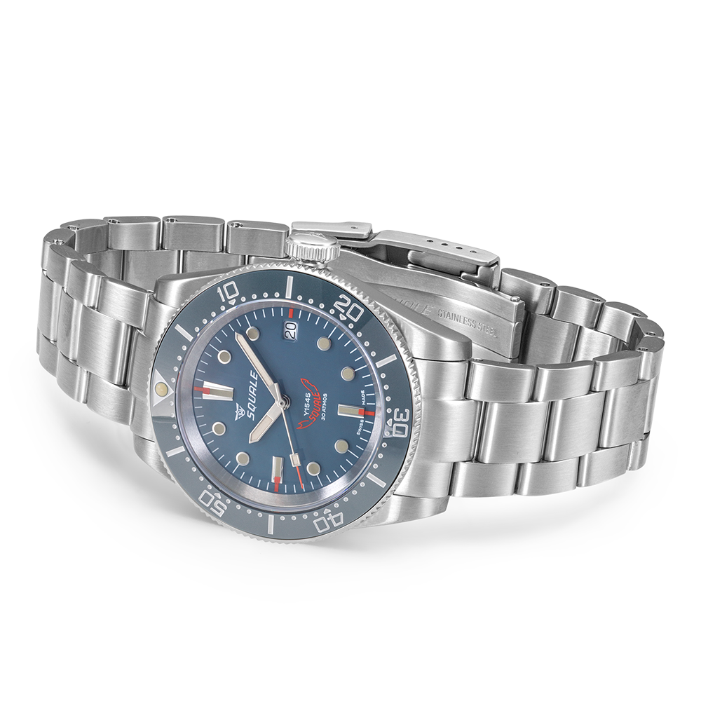 Squale 1545 grise — bracelet acier — vue de trois quarts