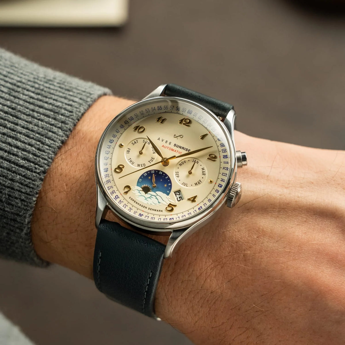 AV86 1564 Sunrise acier blanc cassé — vue de présentation de la montre