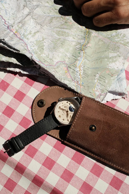 AV86 1564 Sunrise acier blanc cassé — vue de présentation de la montre