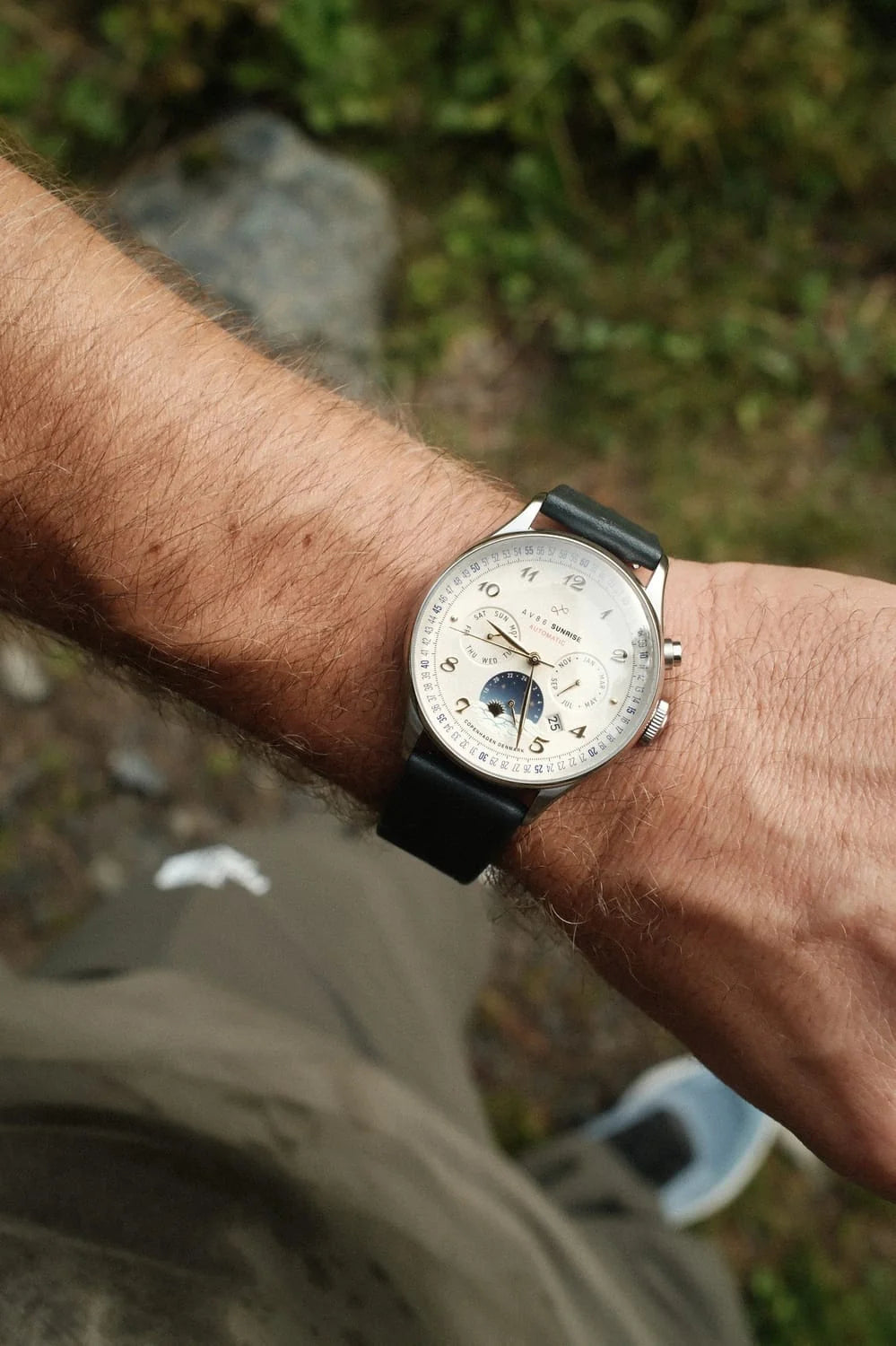 AV86 1564 Sunrise acier blanc cassé — vue de présentation de la montre