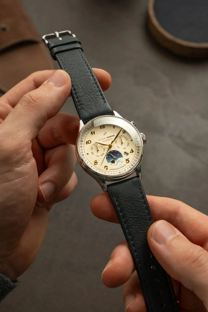 AV86 1564 Sunrise acier blanc cassé — vue de présentation de la montre