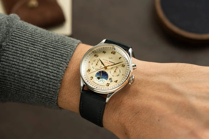 AV86 1564 Sunrise acier blanc cassé — vue de présentation de la montre