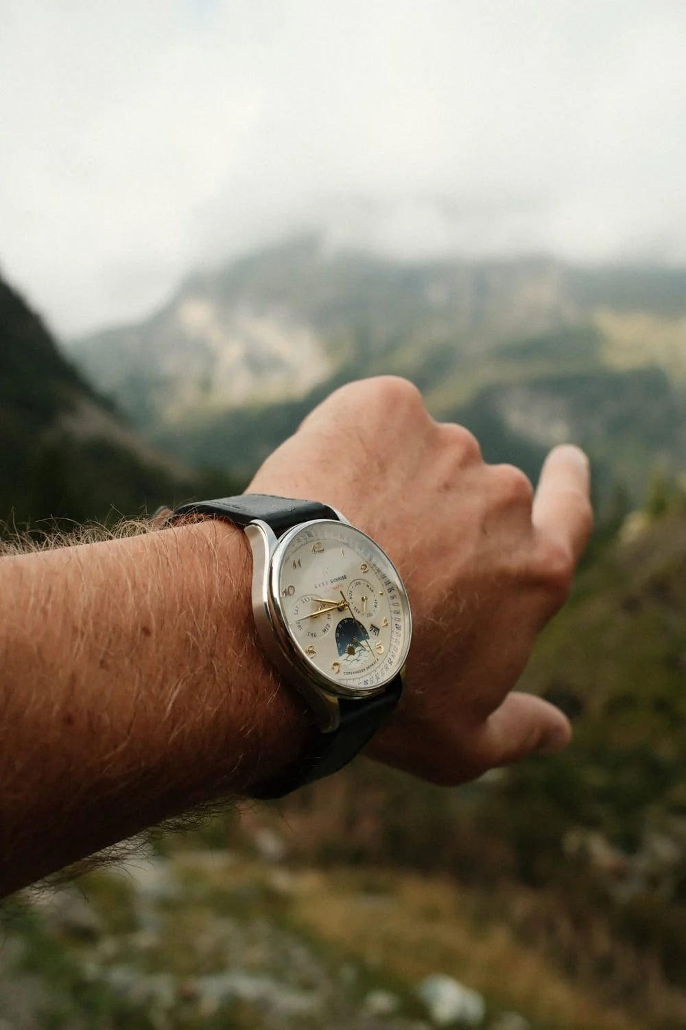 AV86 1564 Sunrise acier blanc cassé — vue de présentation de la montre