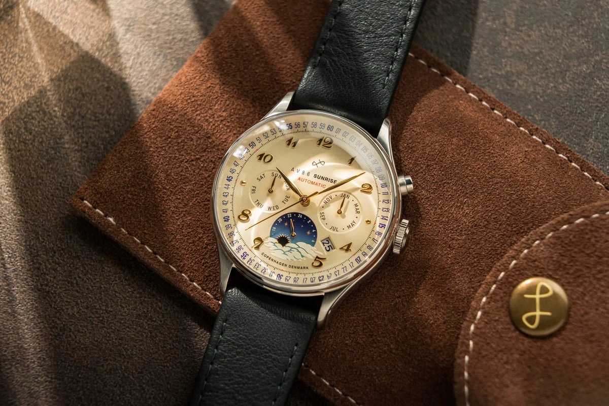AV86 1564 Sunrise acier blanc cassé — vue de présentation de la montre