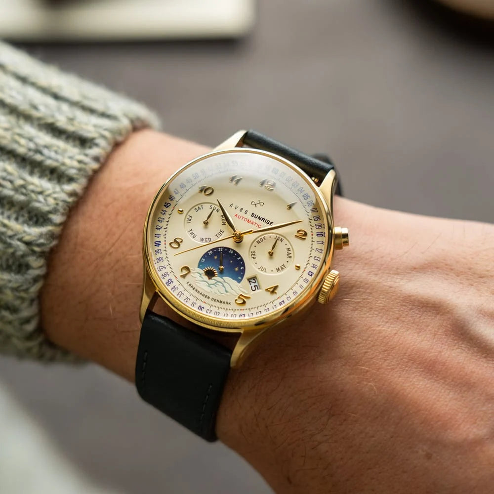 AV86 1564 Sunrise dorée blanc cassé — vue de présentation de la montre