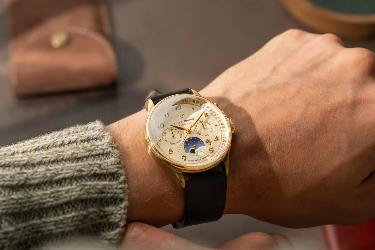AV86 1564 Sunrise dorée blanc cassé — vue de présentation de la montre