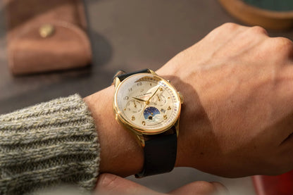 AV86 1564 Sunrise dorée blanc cassé — vue de présentation de la montre