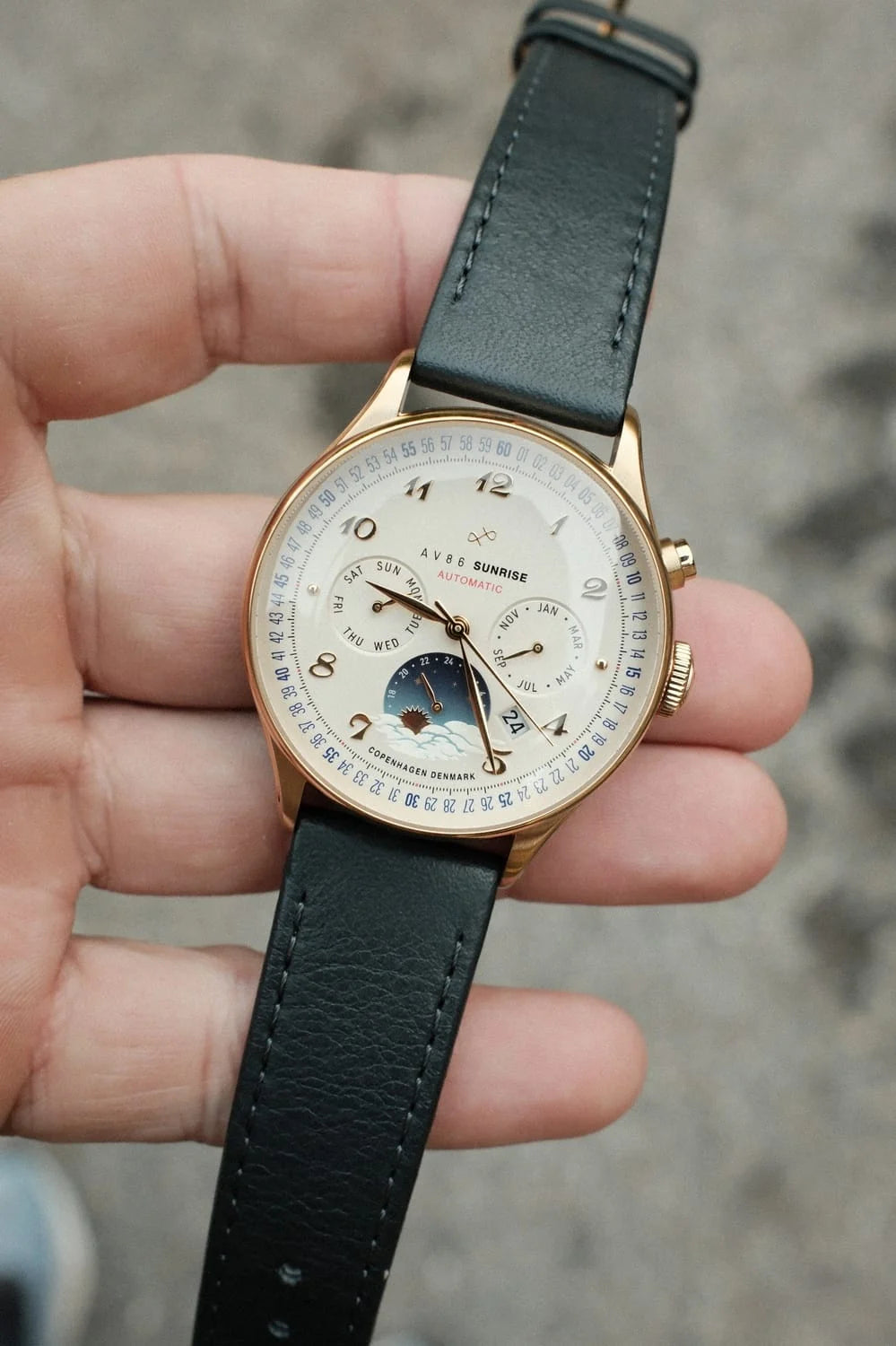 AV86 1564 Sunrise dorée blanc cassé — vue de présentation de la montre