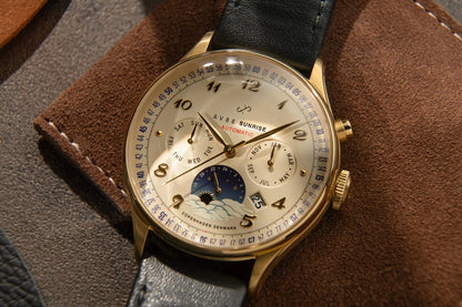 AV86 1564 Sunrise dorée blanc cassé — vue de présentation de la montre