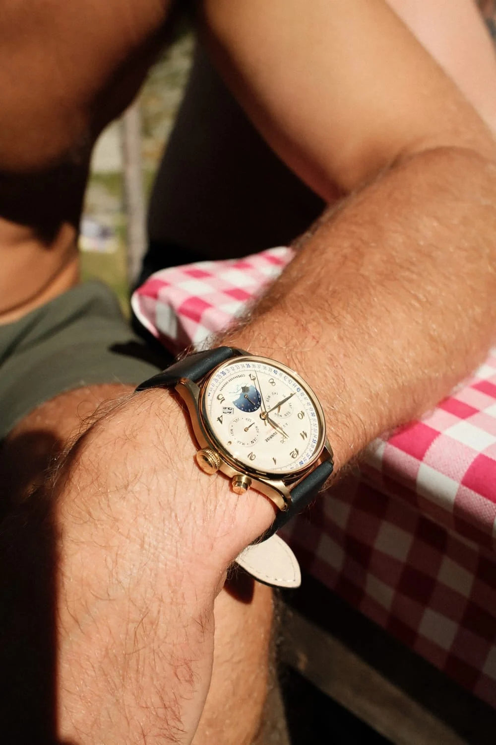 AV86 1564 Sunrise dorée blanc cassé — vue de présentation de la montre