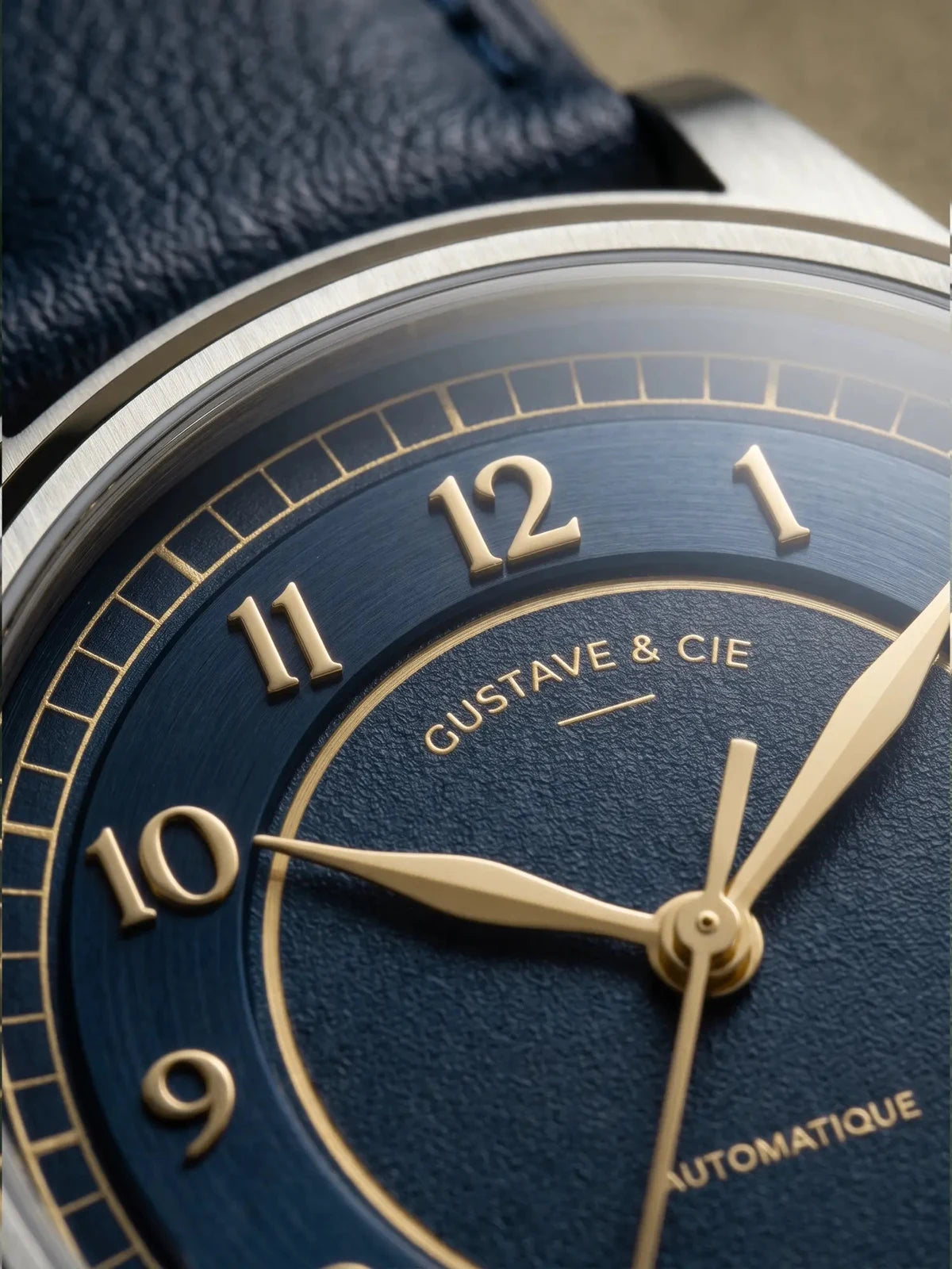 Gustave & Cie Charles Argent Et Bleu — détail du cadran