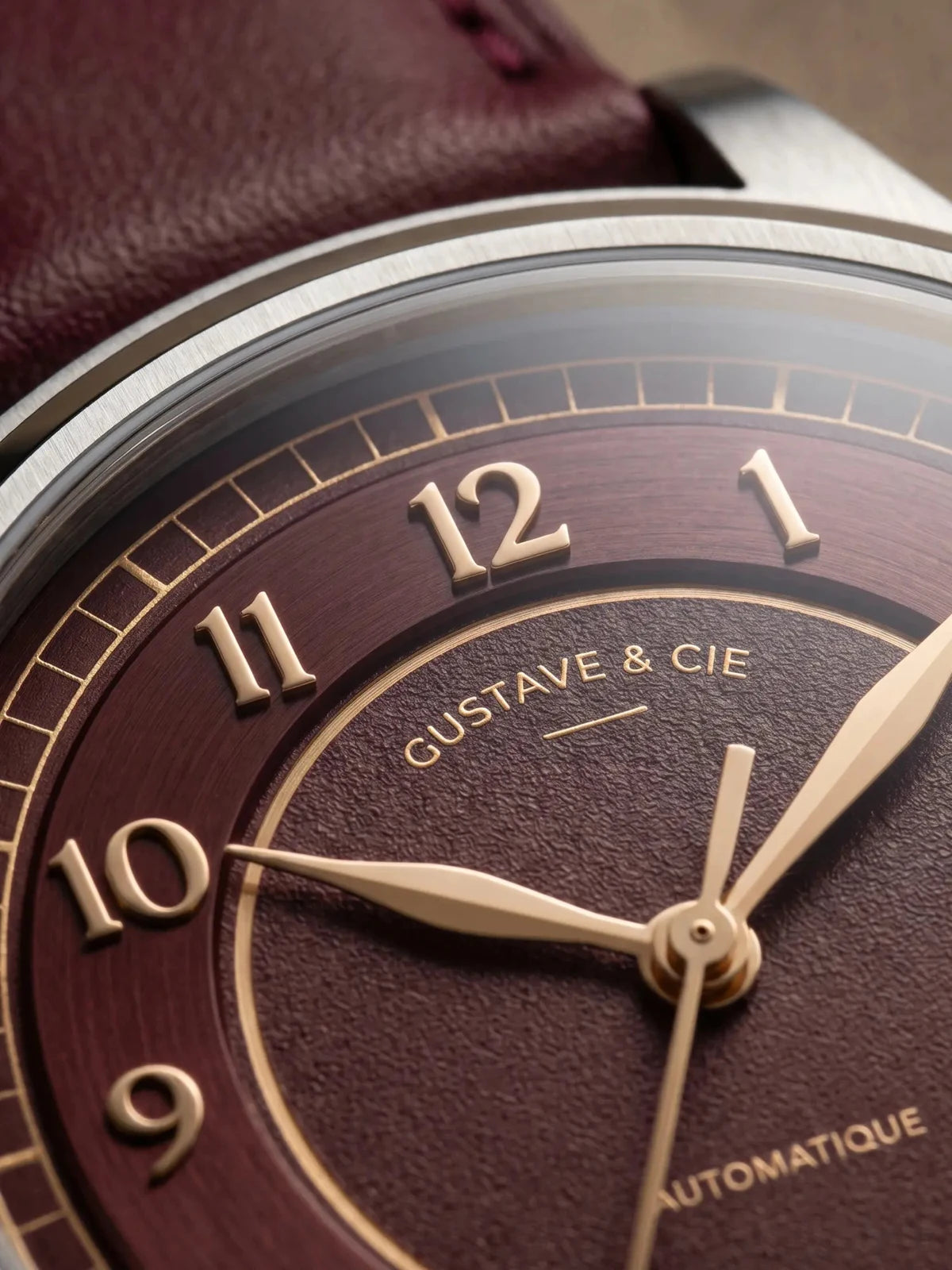 Gustave & Cie Charles Argent Et Cerise — détail du cadran