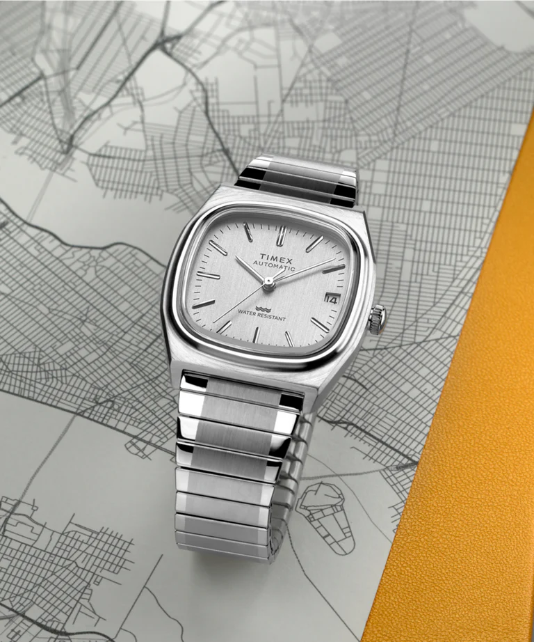 Timex : 1983 E Line automatique Reissue argenté 34 mm, vue de présentation