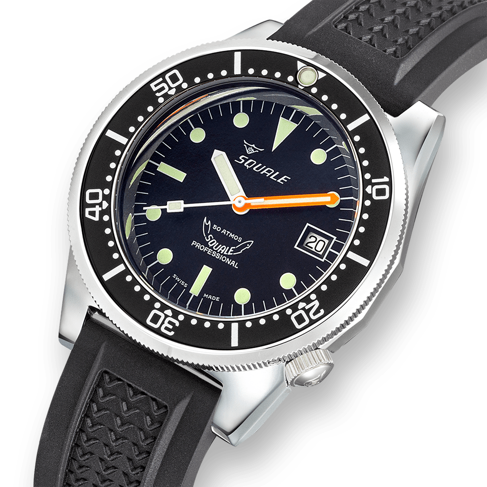 Squale 1521 Classic noire — Base — Caoutchouc noir — détail de la montre