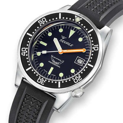 Squale 1521 Classic noire — Base — Caoutchouc noir — détail de la montre