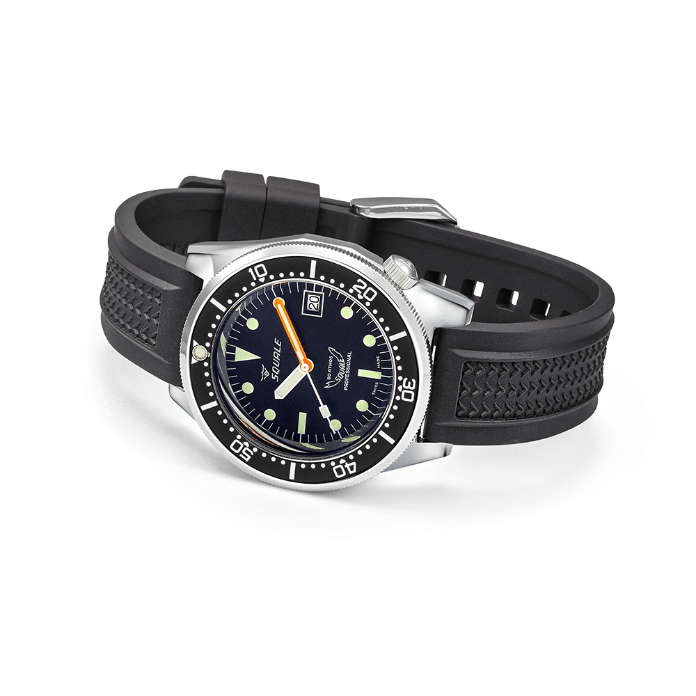 Squale 1521 Classic noire — Base — Caoutchouc noir — détail de la montre