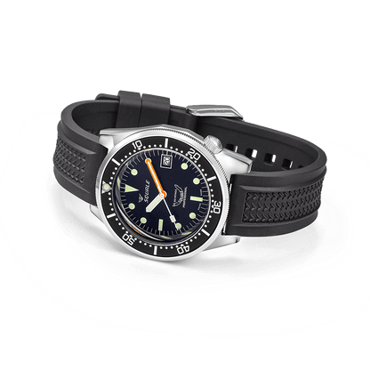 Squale 1521 Classic noire — Base — Caoutchouc noir — détail de la montre