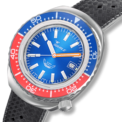 Squale 2002 bleu-rouge, caoutchouc noir, profil et cadran
