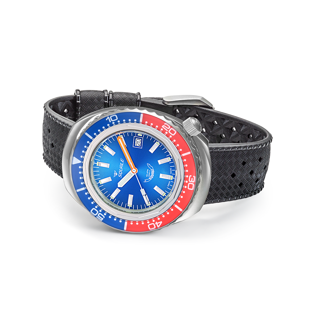 Squale 2002 bleu-rouge, caoutchouc noir, vue de trois quarts