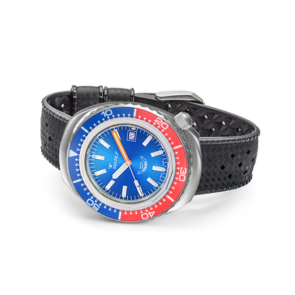 Squale 2002 bleu-rouge, caoutchouc noir, vue de trois quarts