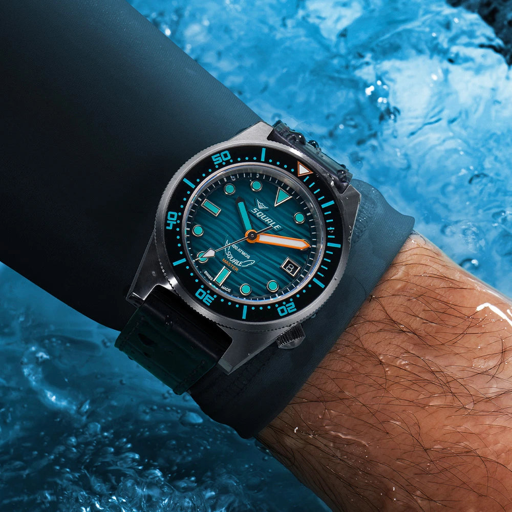Squale Master Grand Vert, au poignet
