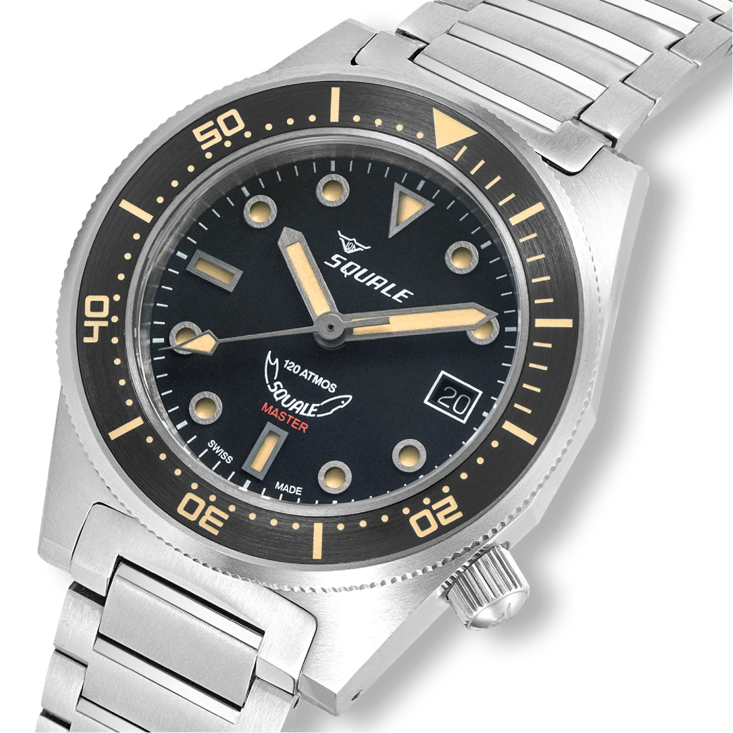 Squale Master Titanium 120 ATM noire, vue de trois quarts