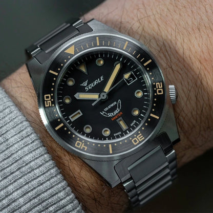 Squale Master Titanium 120 ATM noire, au poignet
