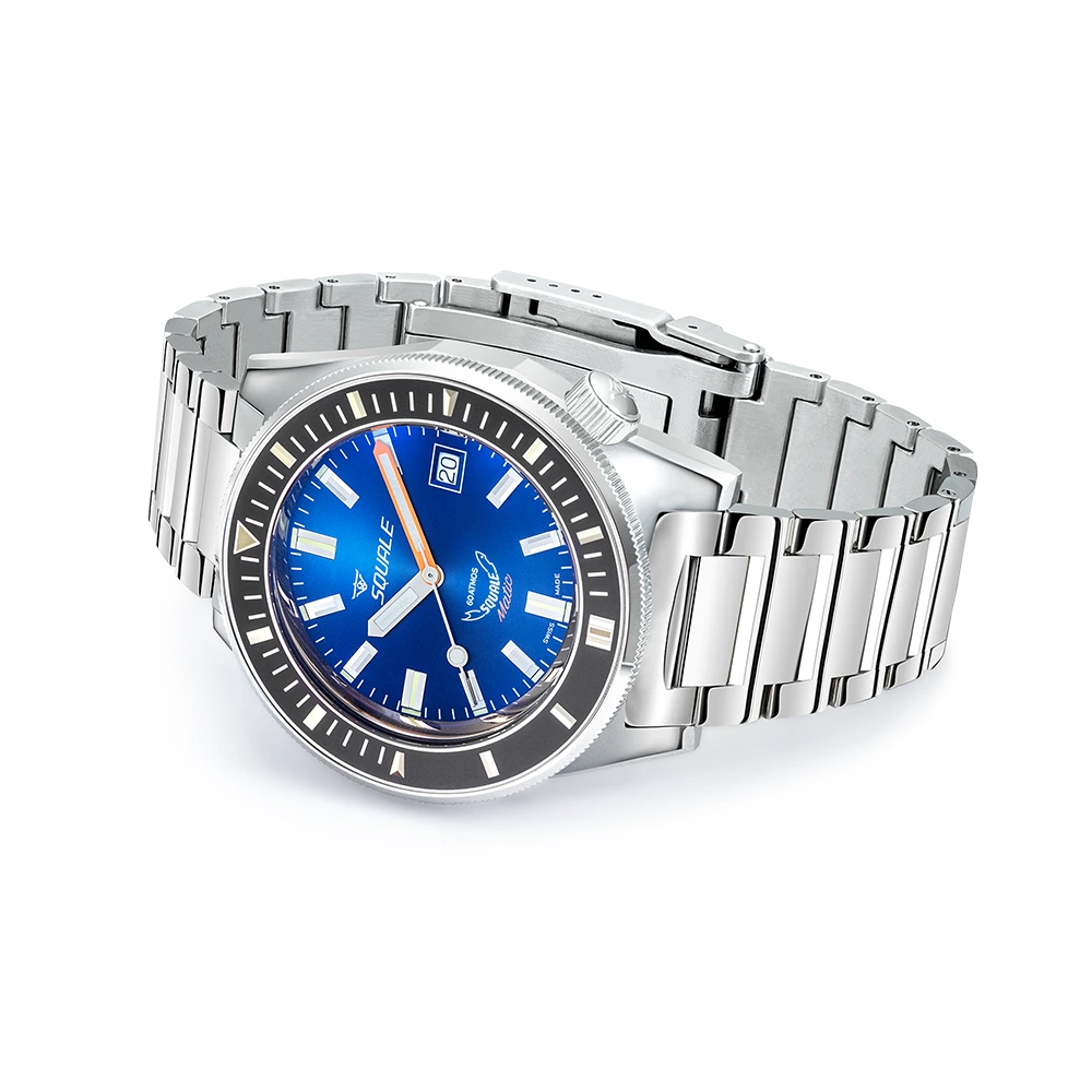 Squale Matic bleu foncé, bracelet acier, vue de trois quarts