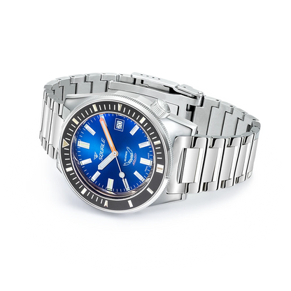 Squale Matic bleu foncé, bracelet acier, vue de trois quarts