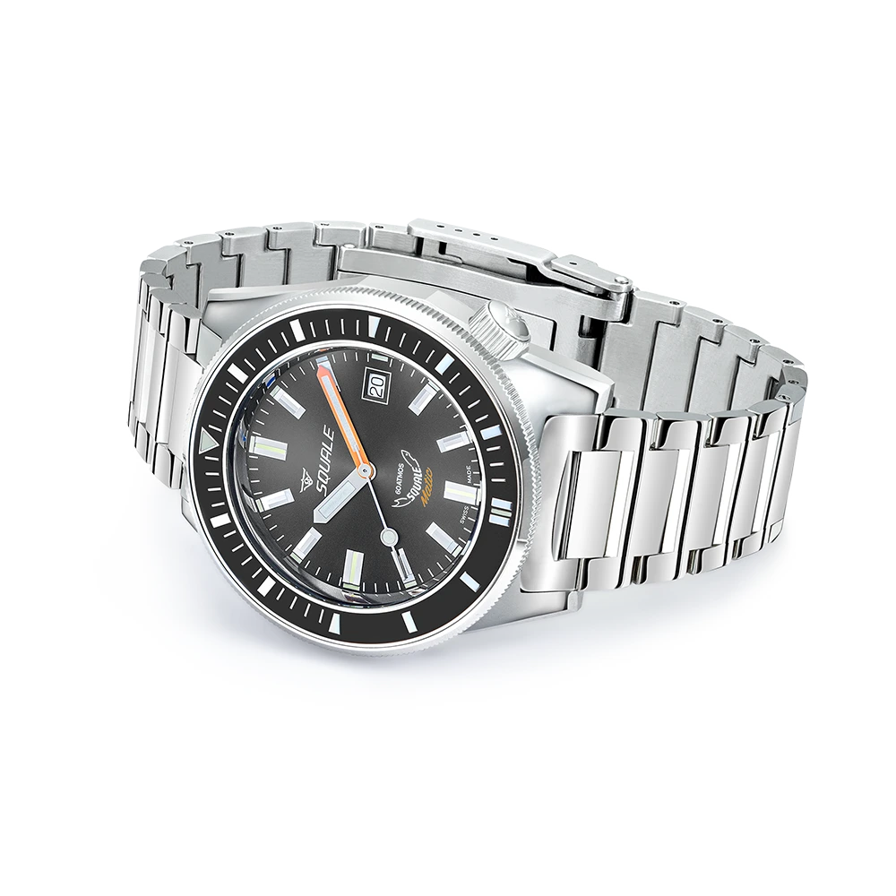 Squale Matic grise, bracelet acier, vue de trois quarts