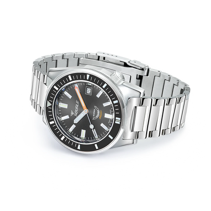 Squale Matic grise, bracelet acier, vue de trois quarts