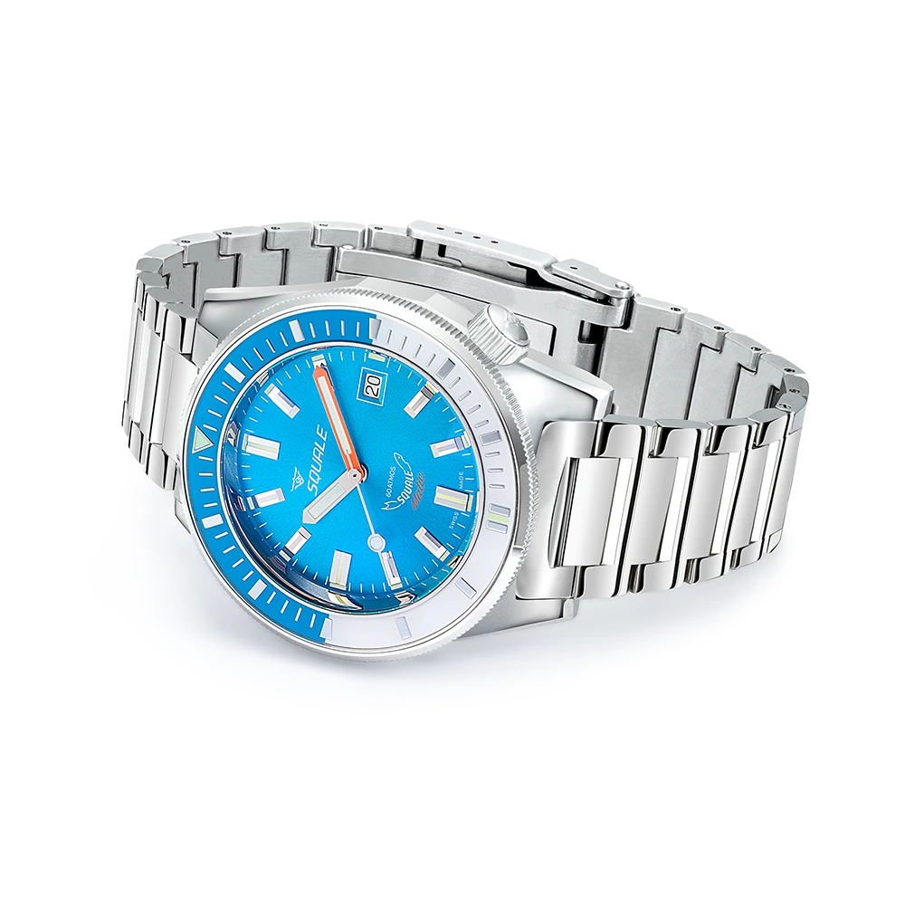 Squale Matic bleu clair, bracelet acier, vue de trois quarts