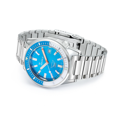 Squale Matic bleu clair, bracelet acier, vue de trois quarts