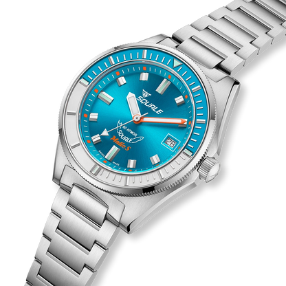 Squale Matic S bleu clair, bracelet acier, vue de trois quarts