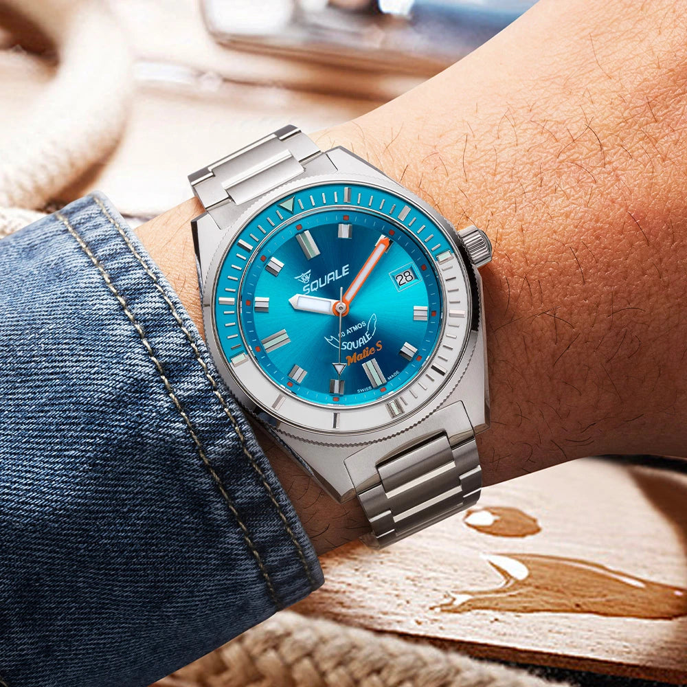 Squale Matic S bleu clair, bracelet acier, vue au poignet