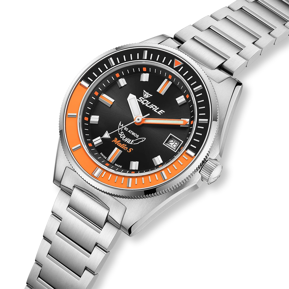 Squale Matic S noire et orange, bracelet acier, vue de trois quarts
