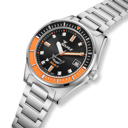 Squale Matic S noire et orange, bracelet acier, vue de trois quarts