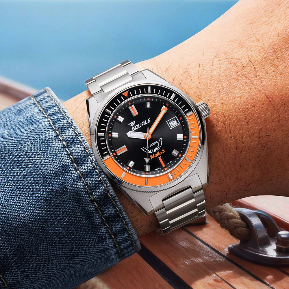 Squale Matic S noire et orange, bracelet acier, vue au poignet