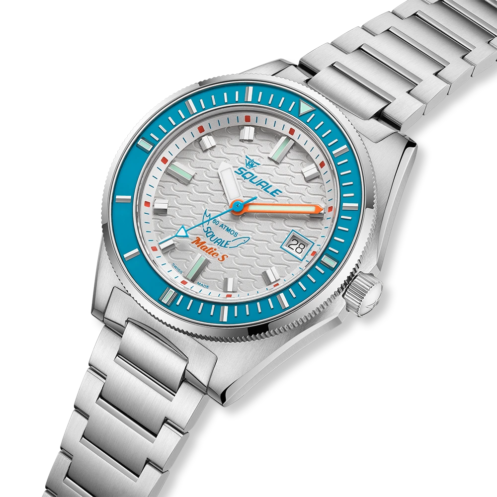 Squale Matic S blanche, bracelet acier, vue de trois quarts