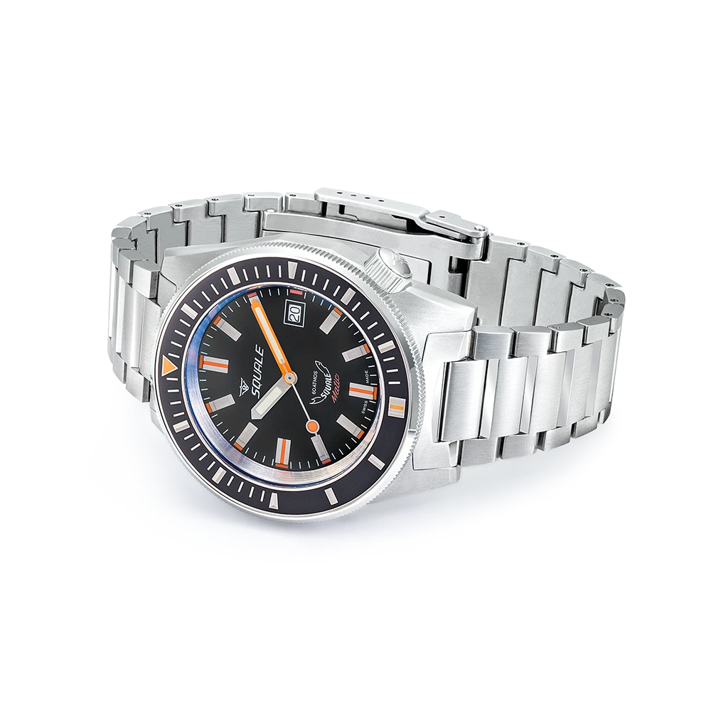 Squale Matic noire satinée, bracelet acier, vue de trois quarts