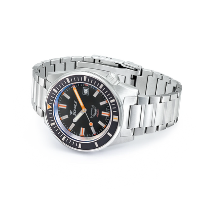Squale Matic noire satinée, bracelet acier, vue de trois quarts