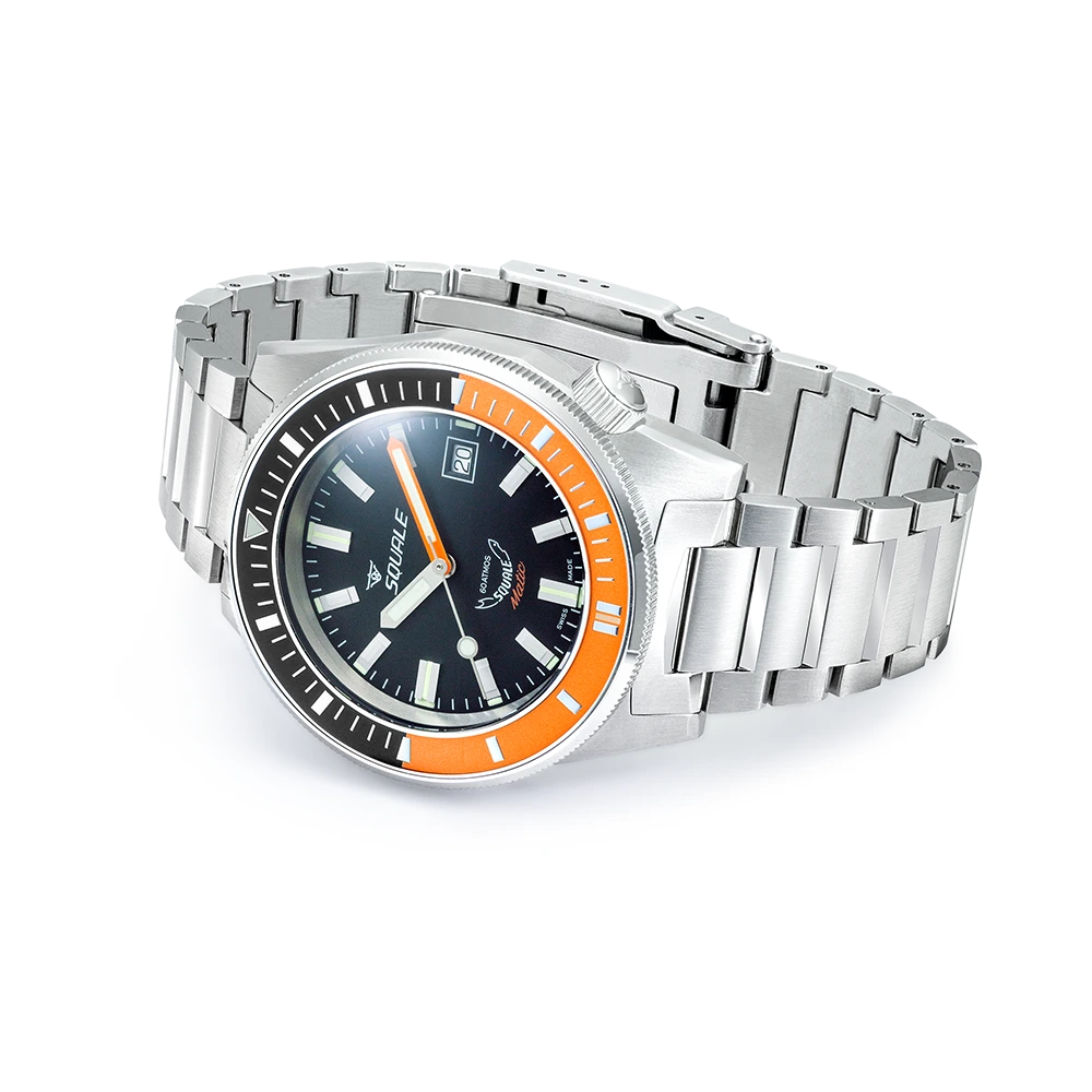 Squale Matic noire et orange satinée, bracelet acier, vue de trois quarts