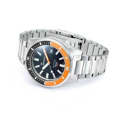 Squale Matic noire et orange satinée, bracelet acier, vue de trois quarts