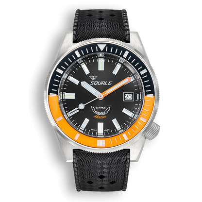 Squale Matic noire et orange satinée, bracelet caoutchouc noir, vue de face