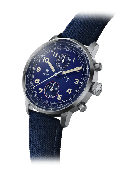 Yema Flygraf bi-compax AAE bleue : vue de trois quarts du boîtier satiné
