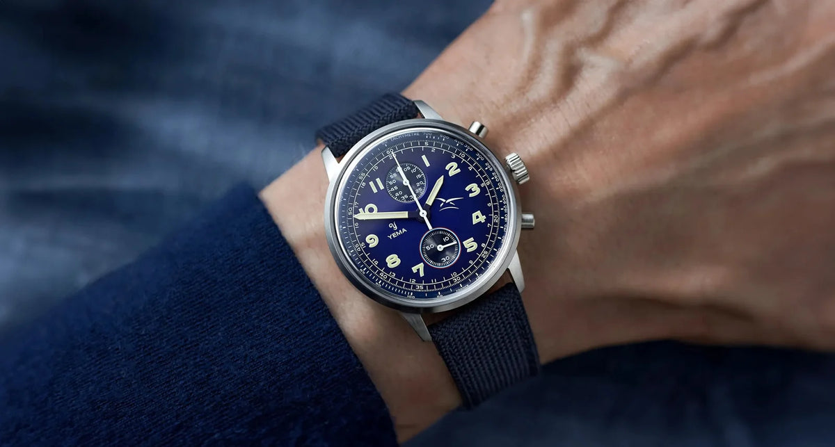 Yema Flygraf bi-compax AAE bleue : montre portée au poignet
