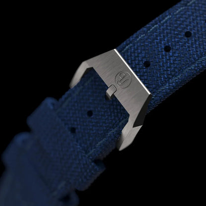 Yema Flygraf bi-compax AAE bleue : détail du bracelet canvas bleu et de sa boucle